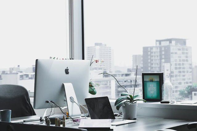 Silver iMac computer showcasing Avodah Dynamics’ resilient mindset for flexible business success